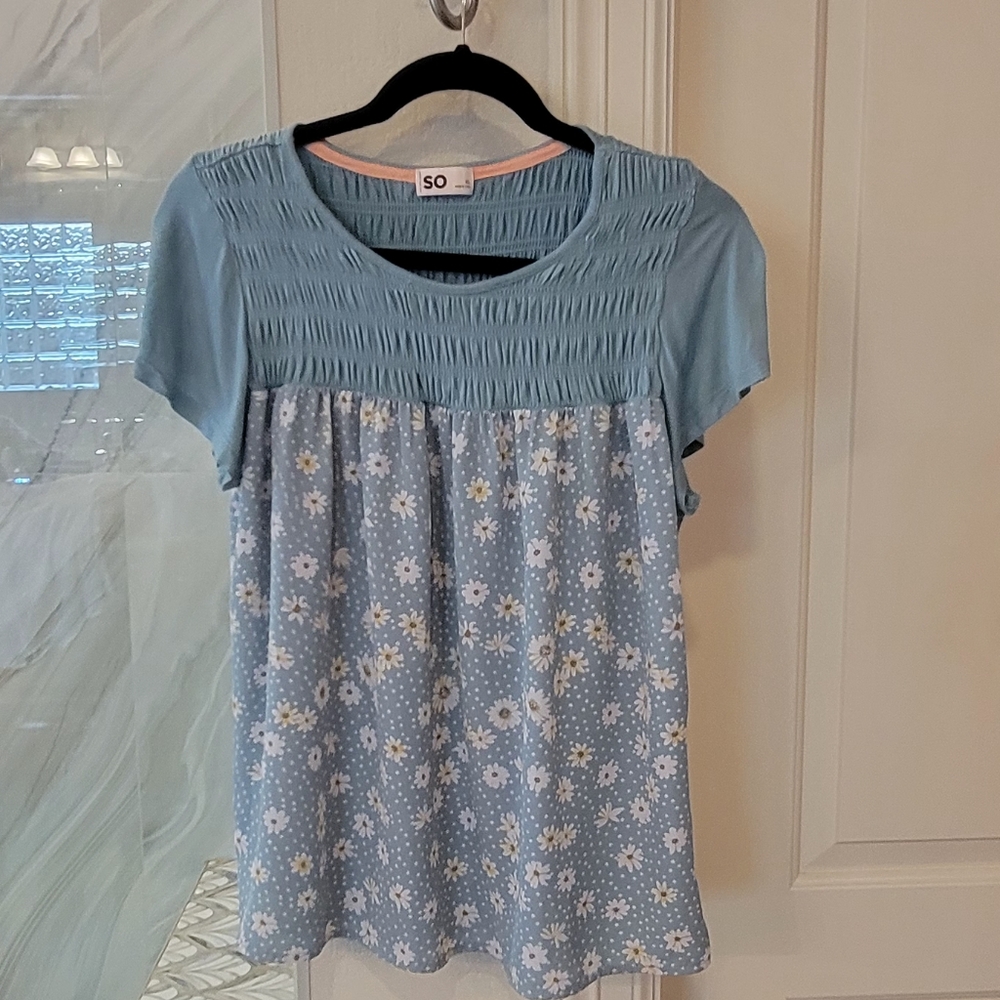 Cute, lightweight smocked blue top with tiny daisy print.  SO Brand, Large